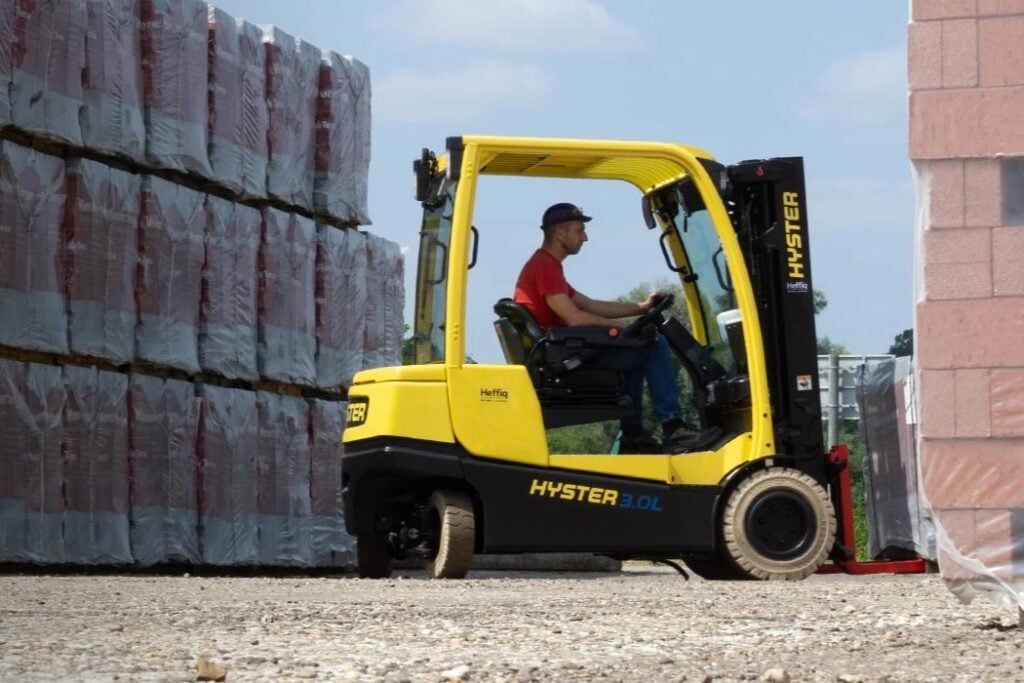 Hyster Lithium Ion J2.5-3.0 XNL forklift in use in a yard